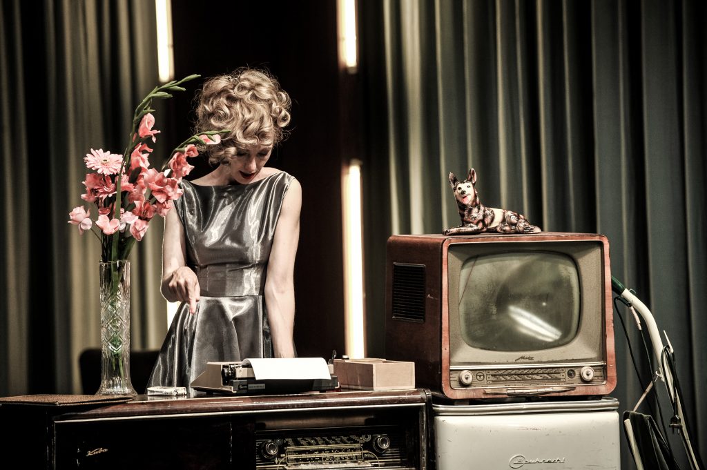 Die Ehe der Maria Braun Nach einer Vorlage von Rainer Werner Fassbinder Drehbuch: Peter Märthesheimer und Pea Fröhlich Regie: Thomas Ostermeier Bühne Nina Wetzel Kostüme Ulrike Gutbrod, Nina Wetzel Video Sébastien Dupouey Musik Nils Ostendorf Dramaturgie Julia Lochte, Florian Borchmeyer mit Ursina Lardi Copyright by Arno Declair Birkenstr. 13b, 10559 Berlin Telefon +49 (0) 30 695 287 62 mobil +49 (0)172 400 85 84 arno@iworld.de Konto 600065 208 Blz 20010020 Postbank Hamburg IBAN/BIC : DE70 2001 0020 0600 0652 08 / PBNKDEFF Veröffentlichung honorarpflichtig! Mehrwertsteuerpflichtig 7% USt-ID Nr. DE118970763 St.Nr. 34/257/00024 FA Berlin Mitte/Tiergarten